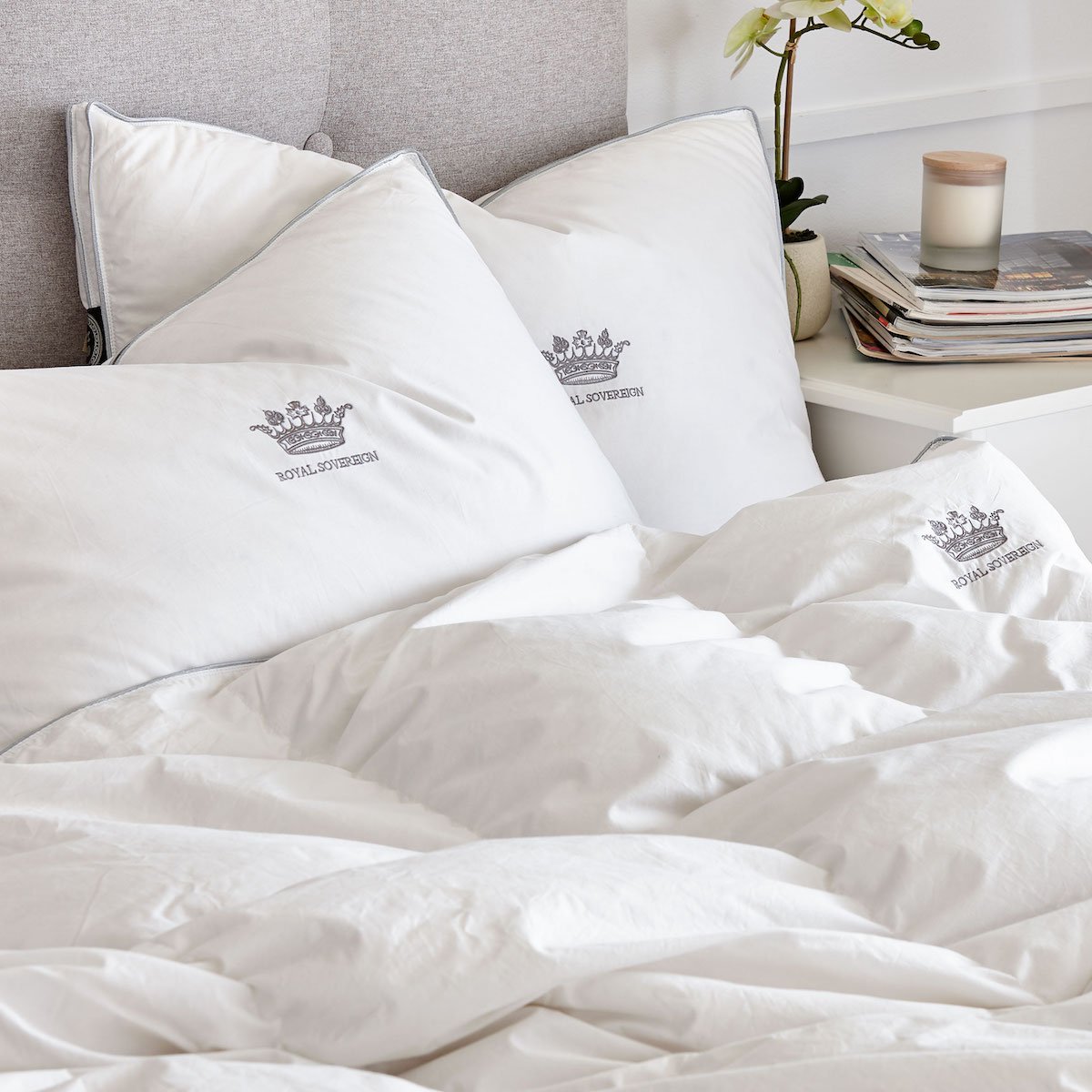 Couette blanche en duvet Royal Sovereign disposée sur un lit