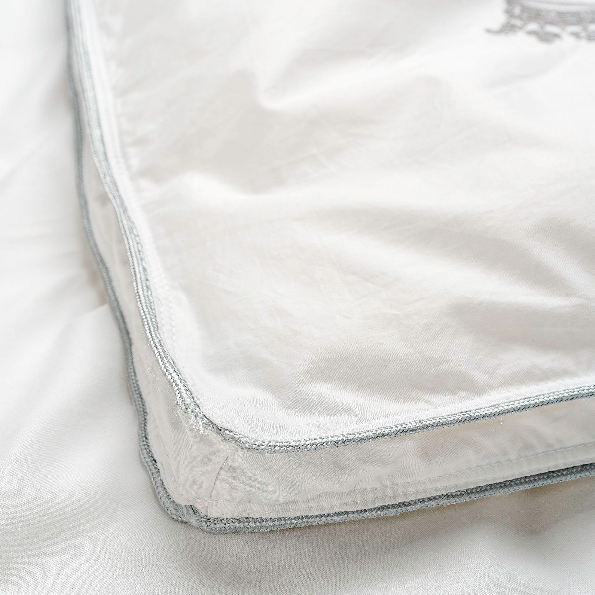 Détail du soufflet et du cordon en satin argenté de la couette en duvet Royal Sovereign