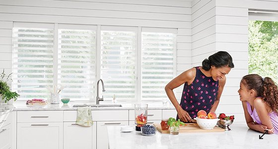 Stores diaphanes dans une cuisine lumineuse