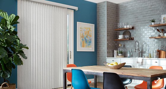 Stores en bois dans une cuisine