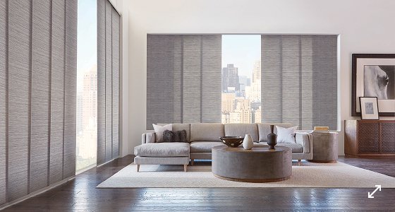 Stores verticaux dans un salon contemporain